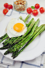 Grüner Spargel mit Ei