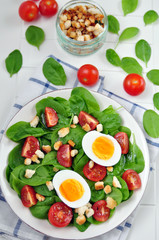 Salat mit Spinat, Ei und Tomaten