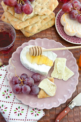 Flatbread, cheese and grapes