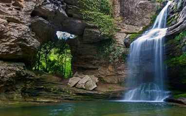 Fototapeta na wymiar Piękny wodospad w katalońskich pre-Pyrenees.La Foradada
