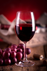 Rotweinglas mit Weinkiste