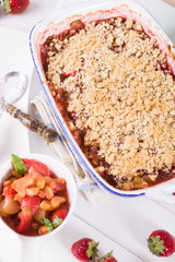 Erdbeer-Rhabarbercrumble