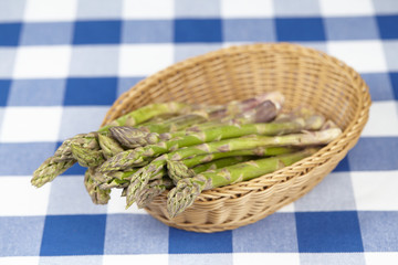 Korb mit Spargel
