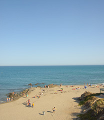Fototapeta na wymiar Bañistas en la playa