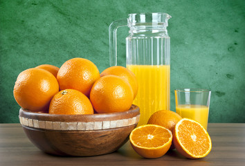 jus d'orange avec des oranges sur la table en bois