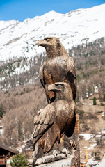 Artisanat en bois de Twin Eagle avec Snow Mountain en arrière-plan