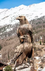 Deurstickers Houten ambacht van Twin Eagle met Snow Mountain op de achtergrond © stnazkul