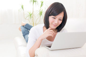 Obraz na płótnie Canvas beautiful asian woman using laptop computer