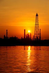 Obraz premium Silhouette oil refinery at sunrise
