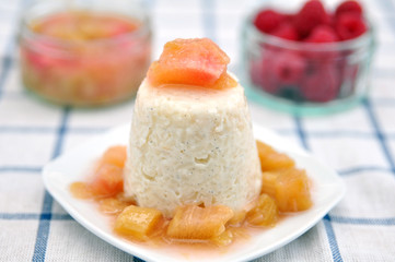 Milchreis mit Rhabarber und Himbeeren