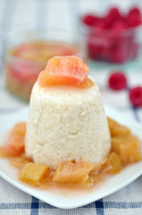 Milchreis mit Rhabarber und Himbeeren