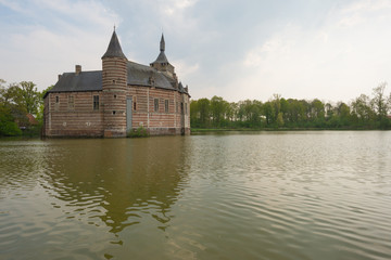 Obraz premium Castle along a lake in spring