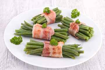 green bean wrapped in bacon