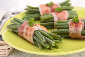 green bean wrapped in bacon