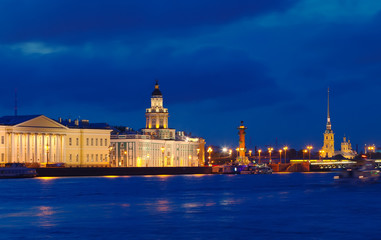 Fototapeta na wymiar Zobacz w Petersburgu w nocy
