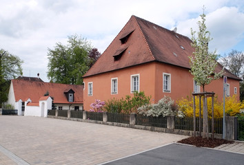 Fototapeta na wymiar Pfarrhaus in Deining
