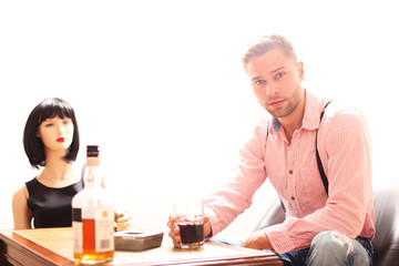 Mann und Frau beim Trinken