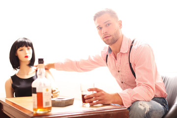 Mann und Frau beim Trinken