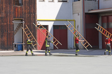 Fototapeta na wymiar ćwiczenia i szkolenie strażaków w remizie z wag