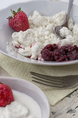 Творог с джемом из черники и клубникой