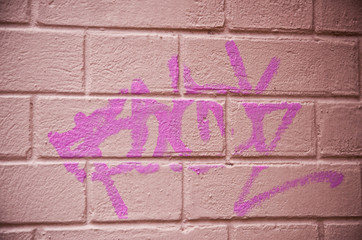 graffiti sur un mur de briques roses