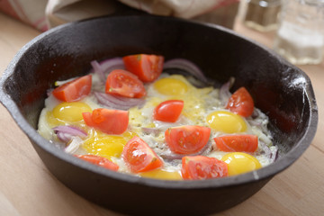 Fried eggs with tomato