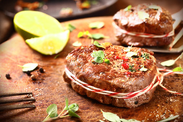 Preparing medallions of beef steak