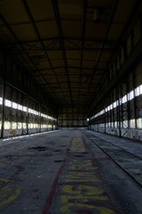 Empty hall warehouse - pusty stary magazyn hala - obrazy, fototapety, plakaty