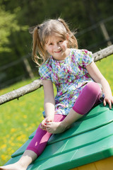 Mädchen auf Spielzeughaus