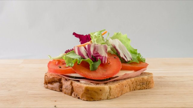 sandwich con prosciutto e formaggio