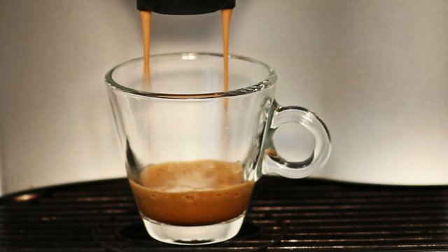 caff&egrave; espresso in tazza di vetro