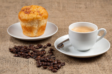 Desayuno con cafe y muffin