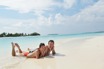 Fototapeta premium happy young couple have fun on beach