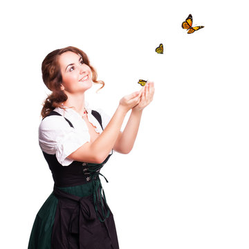 attraktive junge Frau im Dirndl mit Schmetterlingen