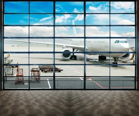 Cercles muraux Aéroport Avions stationnés sur l& 39 aéroport de shanghai par la fenêtre de la porte.