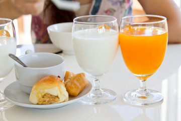 woman eating healthy breakfast