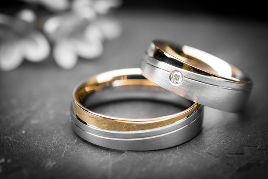 Eheringe auf Schieferstein mit Bl&uuml;ten