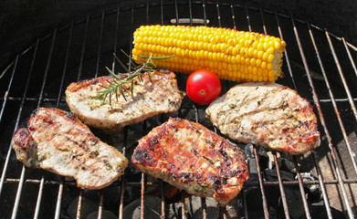 Steaks,Tomate und Maiskolben auf Grill