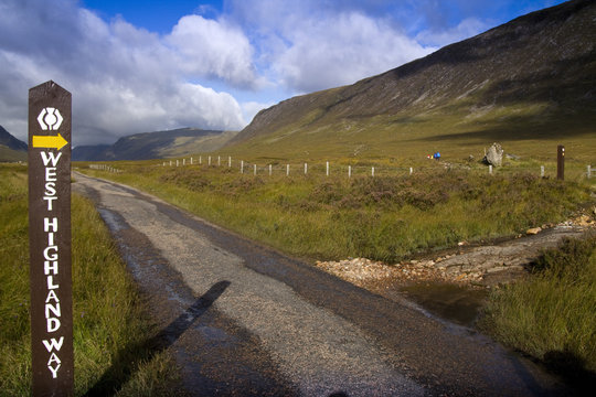 Weg mit Schild und Abzweigung West Highland Way in Schottland