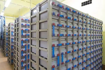 Photo sur Plexiglas Bâtiment industriel Système d& 39 alimentation de secours industriel composé de batteries.