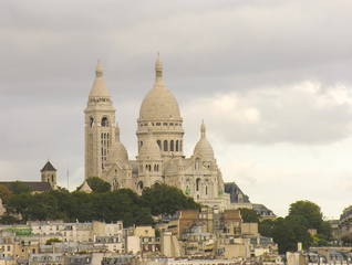 Fototapeta na wymiar Paris. Wspaniały widok z lotu ptaka Sacred Heart Cathedral. La Basil