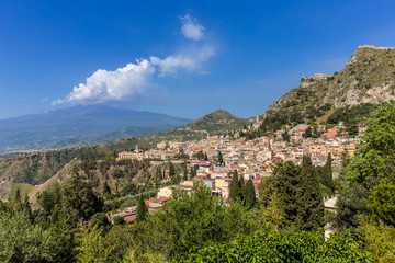 Fototapeta na wymiar Taormina, z widokiem na Etnę