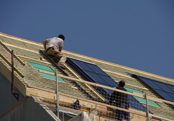 Naklejka premium pose des panneaux solaires