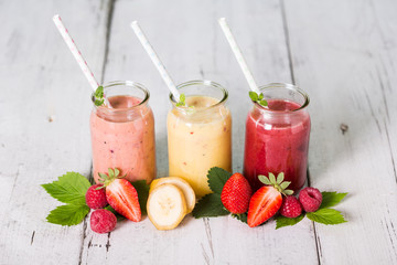 3 verschiedene Smoothies auf Holztisch