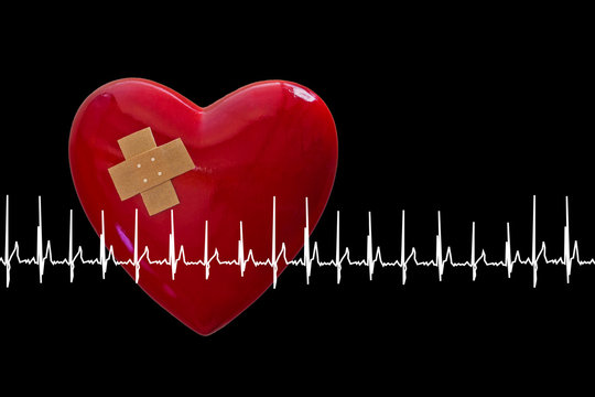 rotes Herz mit Pflaster und EKG, schwarzem Hintergrund