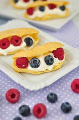 Eclairs mit Vanilecreme und Beeren