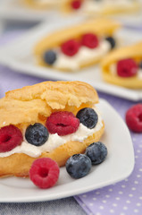 Eclairs mit Vanilecreme und Beeren