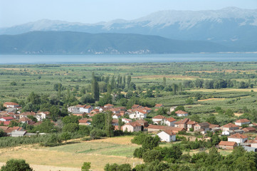 Fototapeta na wymiar Wsi i Prespa Lake W Republice Macedonii
