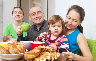  family drinks tea with baked at home