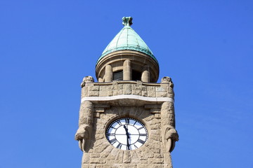 Uhr- und Glockenturm.